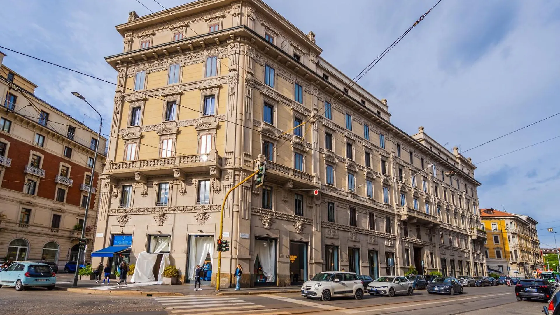 Apartment Design Studio In The Heart Of Milan Italy